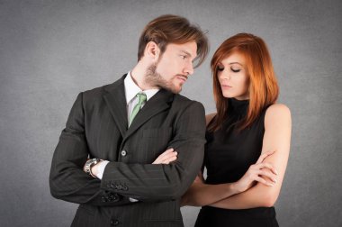 Grunge arka plan karşı Kızgın çift stüdyo portre.