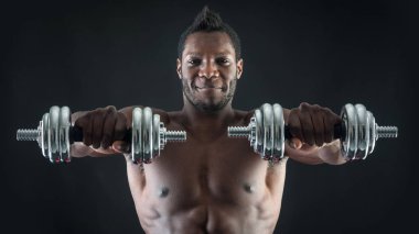 Gülümseyen genç adam gömleksiz portre eğitimi ile aptal-çan AG