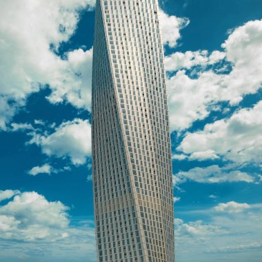 Dubai, Bae - 27 Mart 2014: Dubai Marina'daki Cayan Kulesi (Sonsuzluk Kulesi olarak da bilinir)