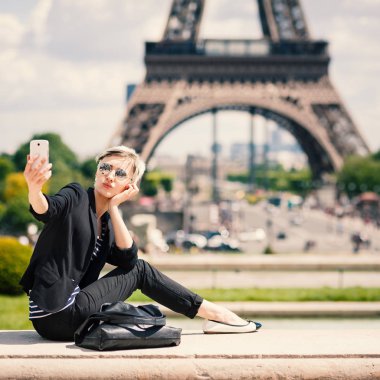 Cep telefonu ile bir selfie Paris, Fransa'da alarak mutlu genç kadın. 