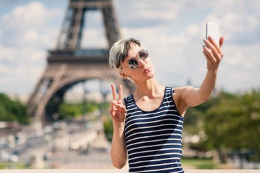 Cep telefonu ile bir selfie Paris, Fransa'da alarak mutlu genç kadın. 