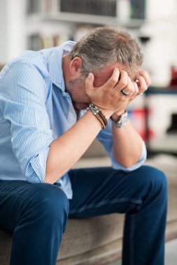 Çaresiz adam portresi, yüzünü örten adam..