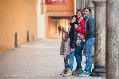 İtalya 'nın Bologna şehrinde mutlu bir aile pozu.
