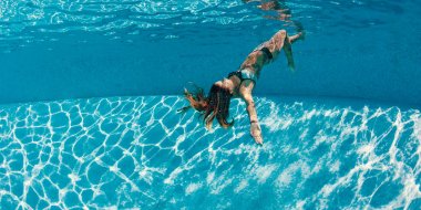 Seksi dövmeli kadın portre baş aşağı underwat bikini giyiyor