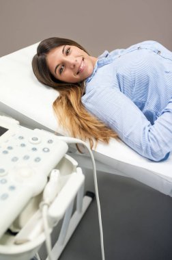 Tıbbi cent ultrason makinesi yanında yatan kadın hasta