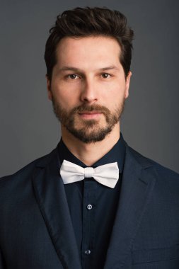 Zarif hipster adam karanlık arka plan karşı portre kadar yakın.