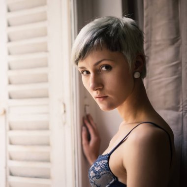 Bir pencere önünde iç çamaşırı şehvetli kadın portresi.