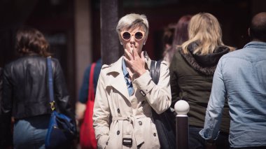 Paris, Fransa 'da bir sokakta sigara içen genç kadın portresi. 