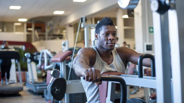 Jonge zwarte man portret oefening in de sportschool. — Stockfoto