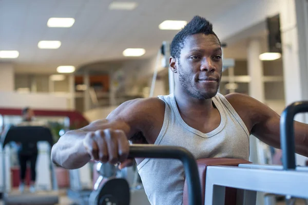 Joven negro africano hombre retrato ejercitarse en el gimnasio . —  Fotos de Stock