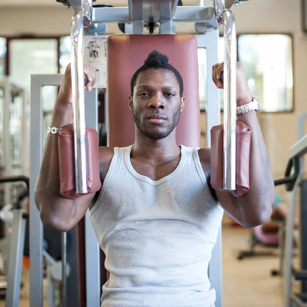 Spor salonunda egzersiz genç siyah Afrikalı adam portre. — Stok fotoğraf