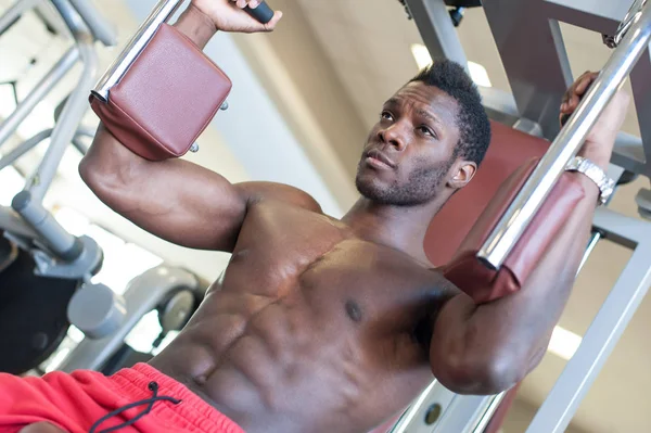 Jonge zwarte Afrikaanse man portret oefenen op de sportschool. — Stockfoto