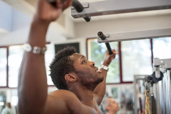 Jonge zwarte Afrikaanse man portret oefenen op de sportschool. — Stockfoto