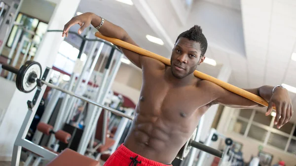 Forte homem negro se exercitando no ginásio . — Fotografia de Stock