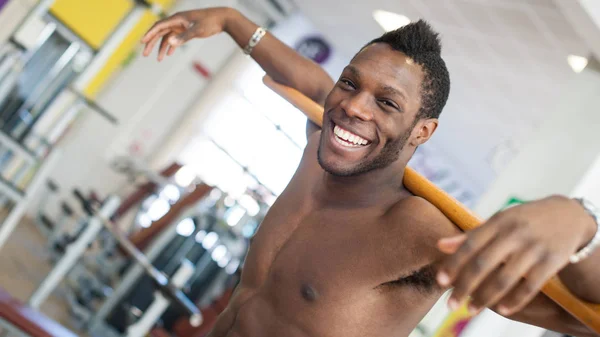 Усміхнений чорний чоловік портрет в спортзалі . — стокове фото