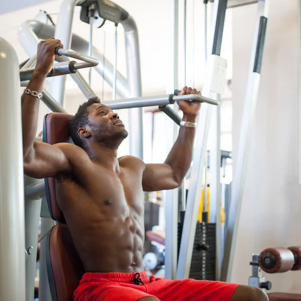 Jeune homme noir africain portrait exercice à la salle de gym . — Photo