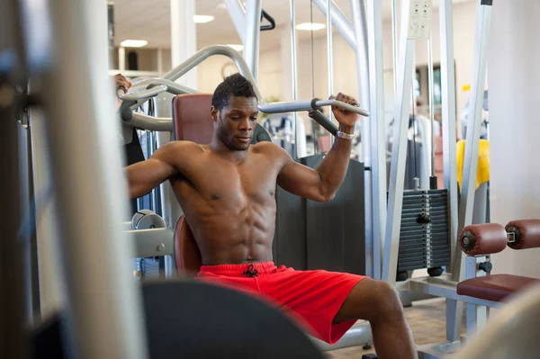 Jeune homme noir africain portrait exercice à la salle de gym . — Photo