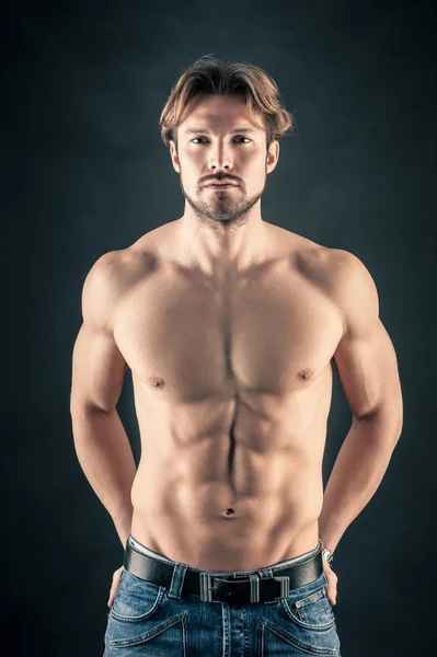 Portret Van Zelfverzekerde Jonge Man Shirtless Tegen Zwarte Achtergrond — Stockfoto