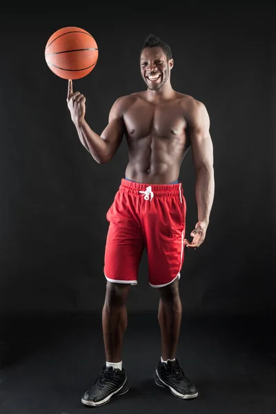 Retrato de sorrir jovem negro sem camisa com bola de cesta um — Fotografia de Stock