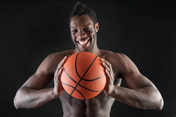 Портрет улыбающегося молодого черного человека без рубашки с корзинкой мяч — стоковое фото
