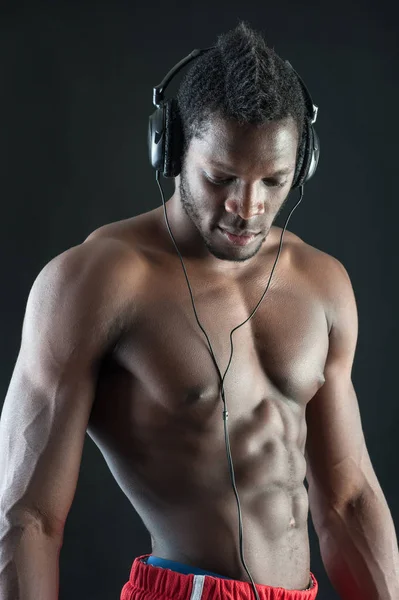 Hombre negro con auriculares contra fondo oscuro . —  Fotos de Stock