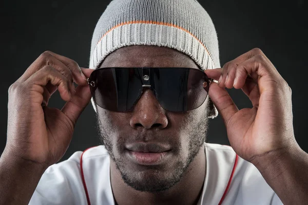Confident black man close up portrait with sunglasses against bl — Stock Photo, Image