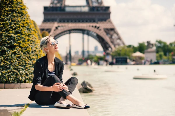 Модный Портрет Молодой Блондинки Перед Эйфелевой Башней Париже Франция — стоковое фото