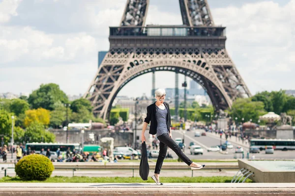 Retrato Mulher Loira Jovem Moda Frente Torre Eiffel Paris França — Fotografia de Stock