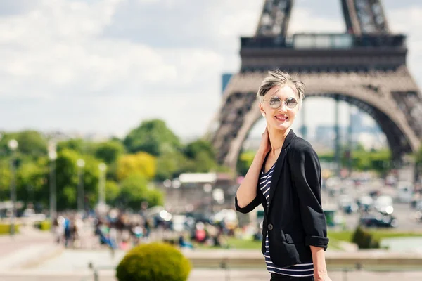 Retrato Mulher Loira Jovem Moda Frente Torre Eiffel Paris França — Fotografia de Stock