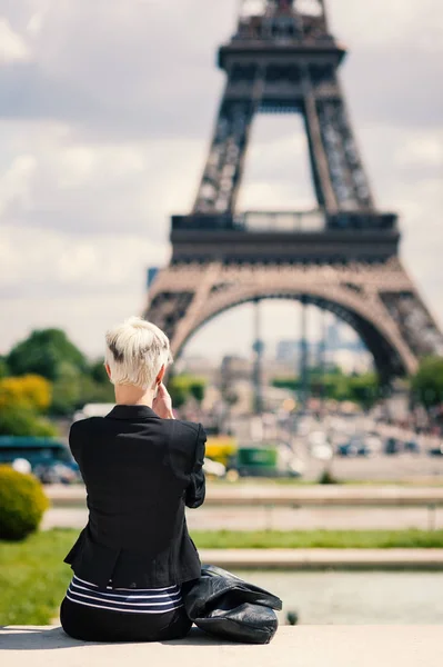 Jonge Vrouw Maakt Foto Met Mobiele Telefoon Parijs Frankrijk — Stockfoto