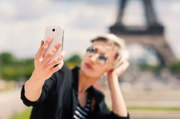 Szczęśliwa Młoda Kobieta Robienia Selfie Telefonem Komórkowym Paryżu Francja Skoncentruj — Zdjęcie stockowe