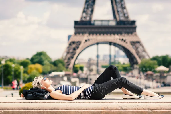 Relaxado Jovem Loira Retrato Deitado Chão Frente Torre Eiffel Paris — Fotografia de Stock