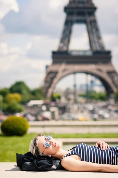 Ritratto Giovane Donna Bionda Distesa Terra Davanti Alla Torre Eiffel — Foto Stock