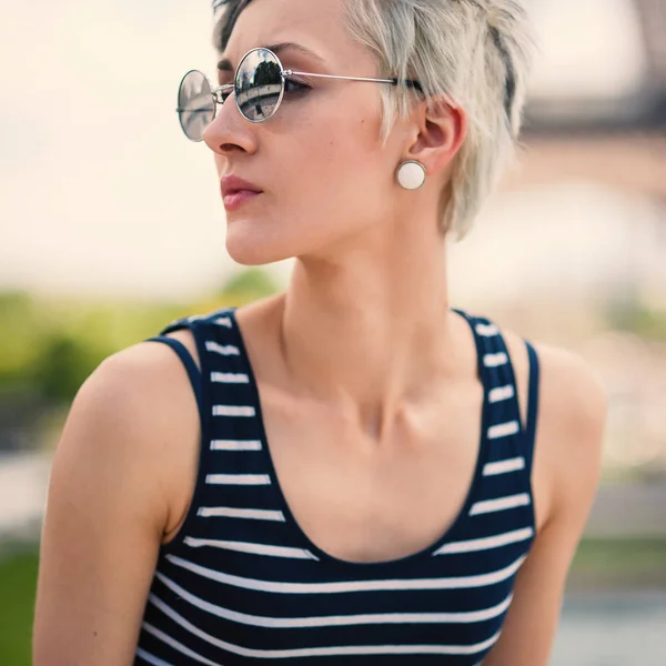 Linda Jovem Loira Retrato Frente Torre Eiffel Paris França Imagem — Fotografia de Stock