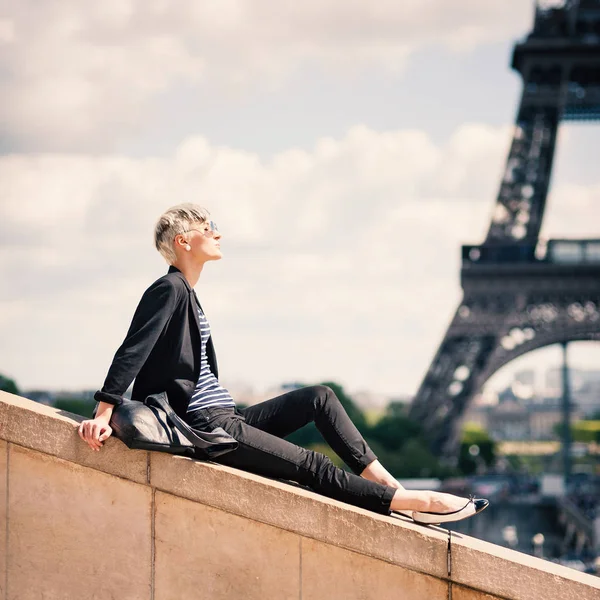 Mooie Jonge Blonde Vrouw Ontspannen Voorkant Van Eiffel Toren Parijs — Stockfoto