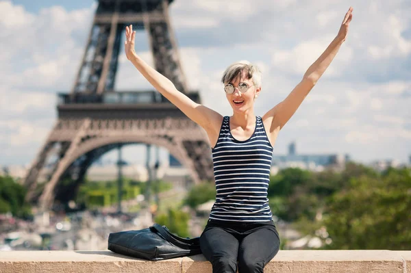 フランス パリのエッフェル塔の前で幸せな若いブロンドの女性の肖像画 フィルタリングされた画像 — ストック写真