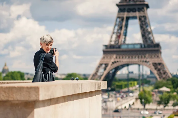 Happy Young Woman Camera Front Eiffel Tower Paris France — Stock Photo, Image