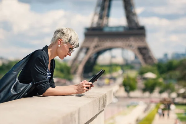 Young Woman Tablet Blue Cloudy Sky Front Eiffel Tower Paris — Stock Photo, Image
