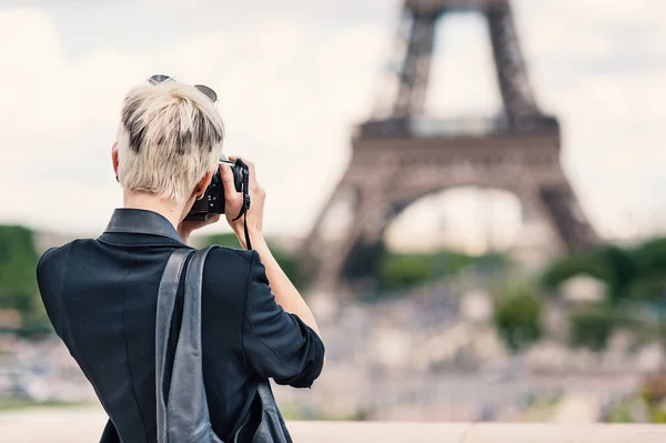 Young Woman Camera Taking Photo Front Eiffel Tower Paris France — Stock Photo, Image