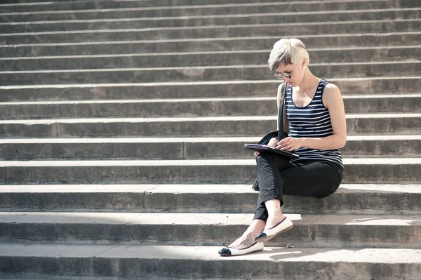 Mujer Rubia Joven Usando Tableta Mientras Está Sentado Los Pasos — Foto de Stock