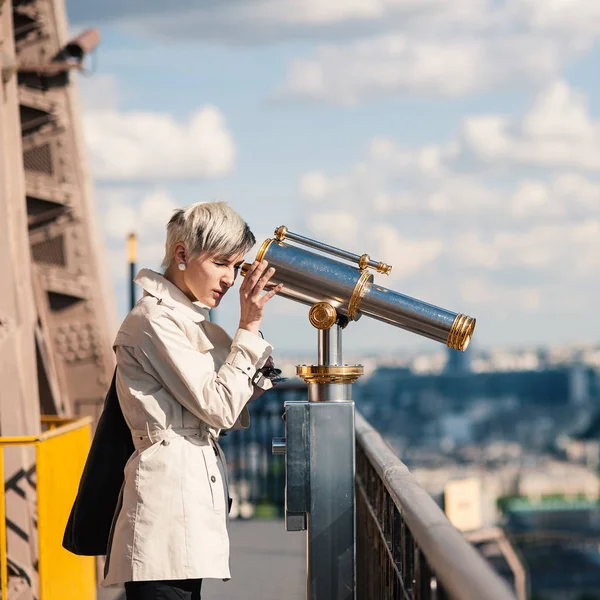 Young Blonde Woman Looks Telescope Top Eiffel Tower Paris France — 스톡 사진