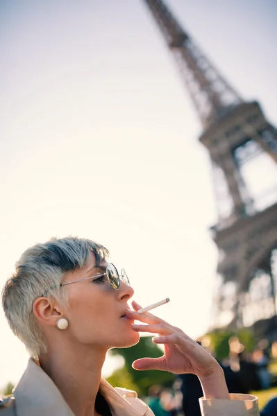 Mladá Blondýnka Portrét Kouření Před Eiffelovou Věží Paříži Francie — Stock fotografie