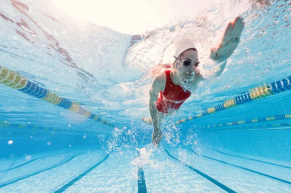 Professional woman swimmer inside swimming pool. — Stock Photo, Image