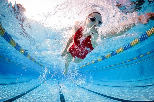 Mulher profissional nadadora dentro da piscina . — Fotografia de Stock