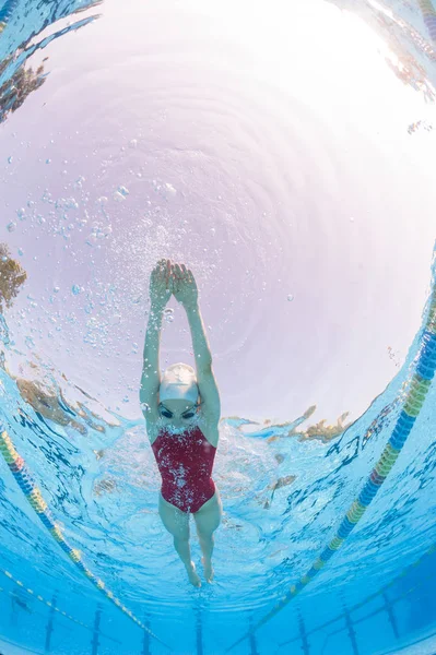 Szakmai nő úszó beltéri úszómedence. — Stock Fotó
