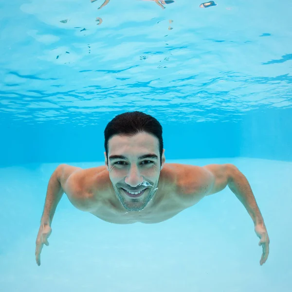 Sonriente retrato de hombre bajo el agua dentro de la piscina . —  Fotos de Stock