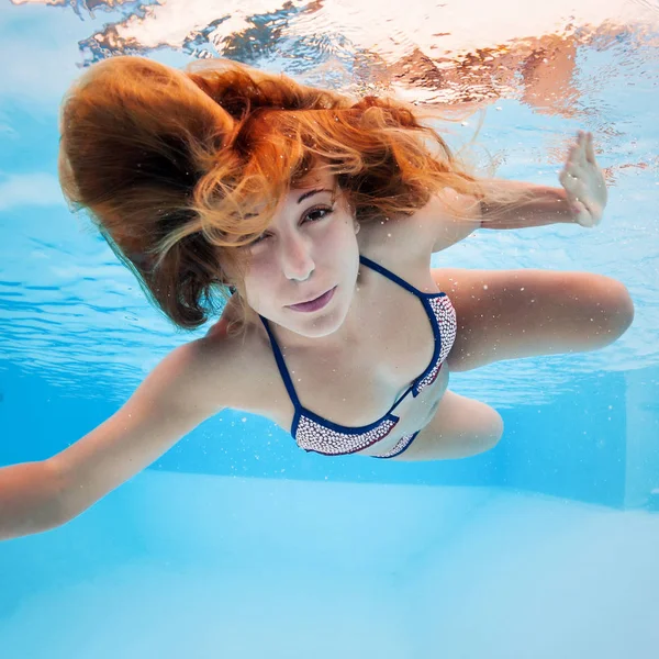 Portrait Femme Sous Marine Dans Piscine — Photo