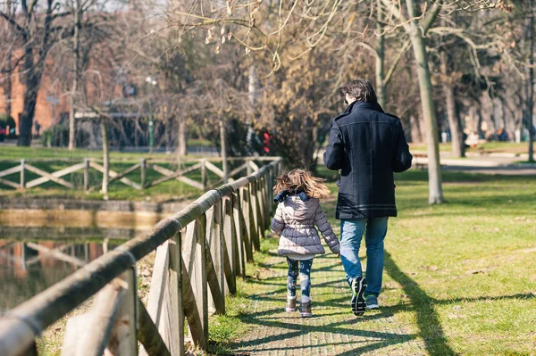 父と娘が公園を歩いて — ストック写真