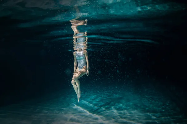 Onderwater Schot Van Vrouw Zwemmen Zwembad Nachts — Stockfoto