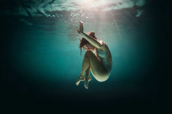 Unterwasser-Frauenporträt im Schwimmbad bei Nacht. Traumhaftes i — Stockfoto